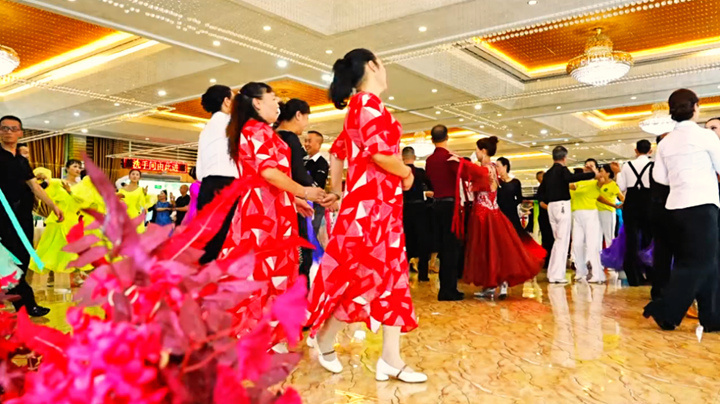 群众昂扬向, FUAA, 体育舞蹈展