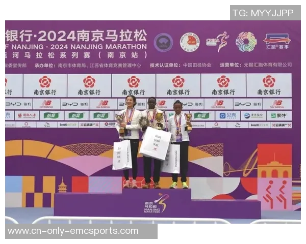 母子第一次近距离看马拉松，感受了气氛 坦言南马对周边出行影响不大